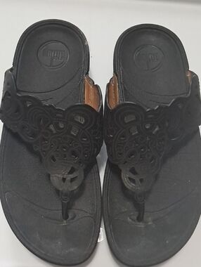 Women’s Black Fit-Flop Toe-Post Sandals. Size 5